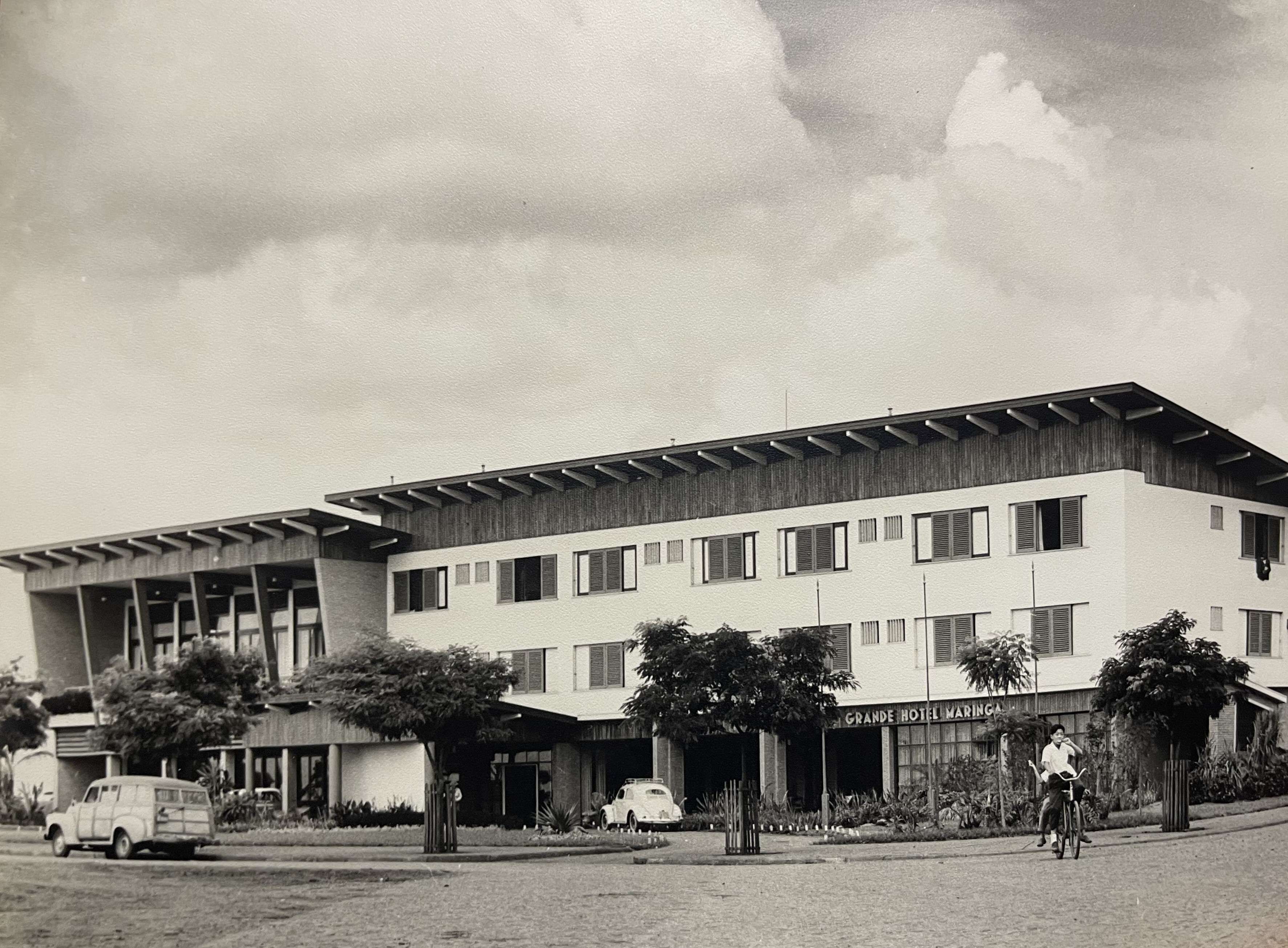 O cotidiano em frente ao Grande Hotel Maringá - Anos 1950