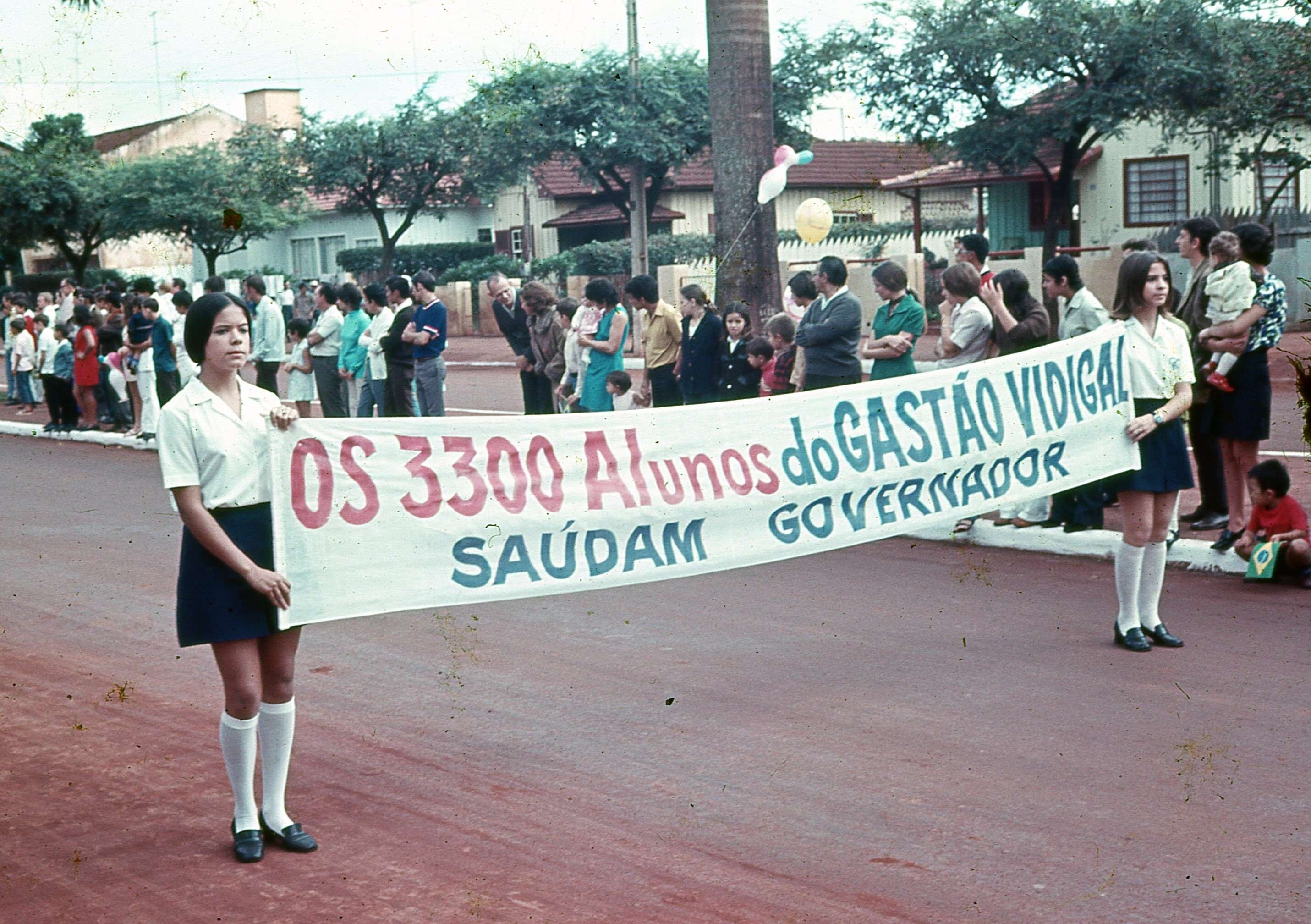 Alunos saúdam o governador do Paraná - 1971