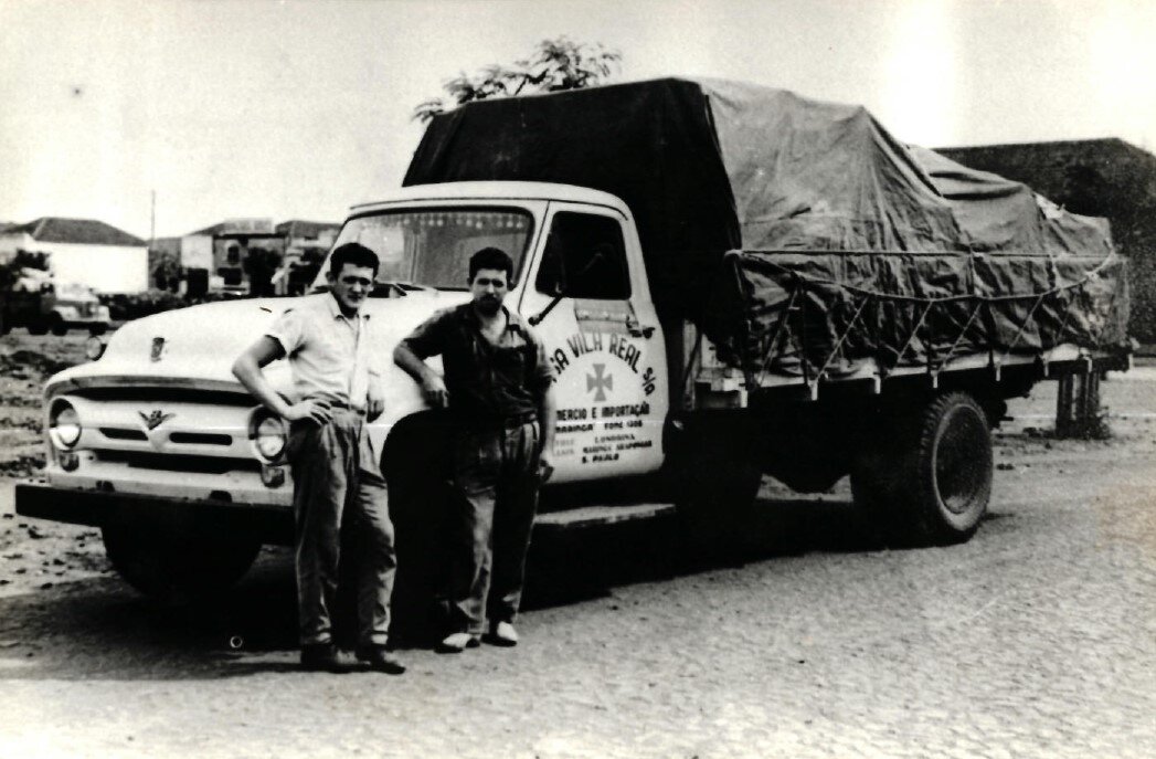 Cordiolli em frente à um Ford - Anos 1950