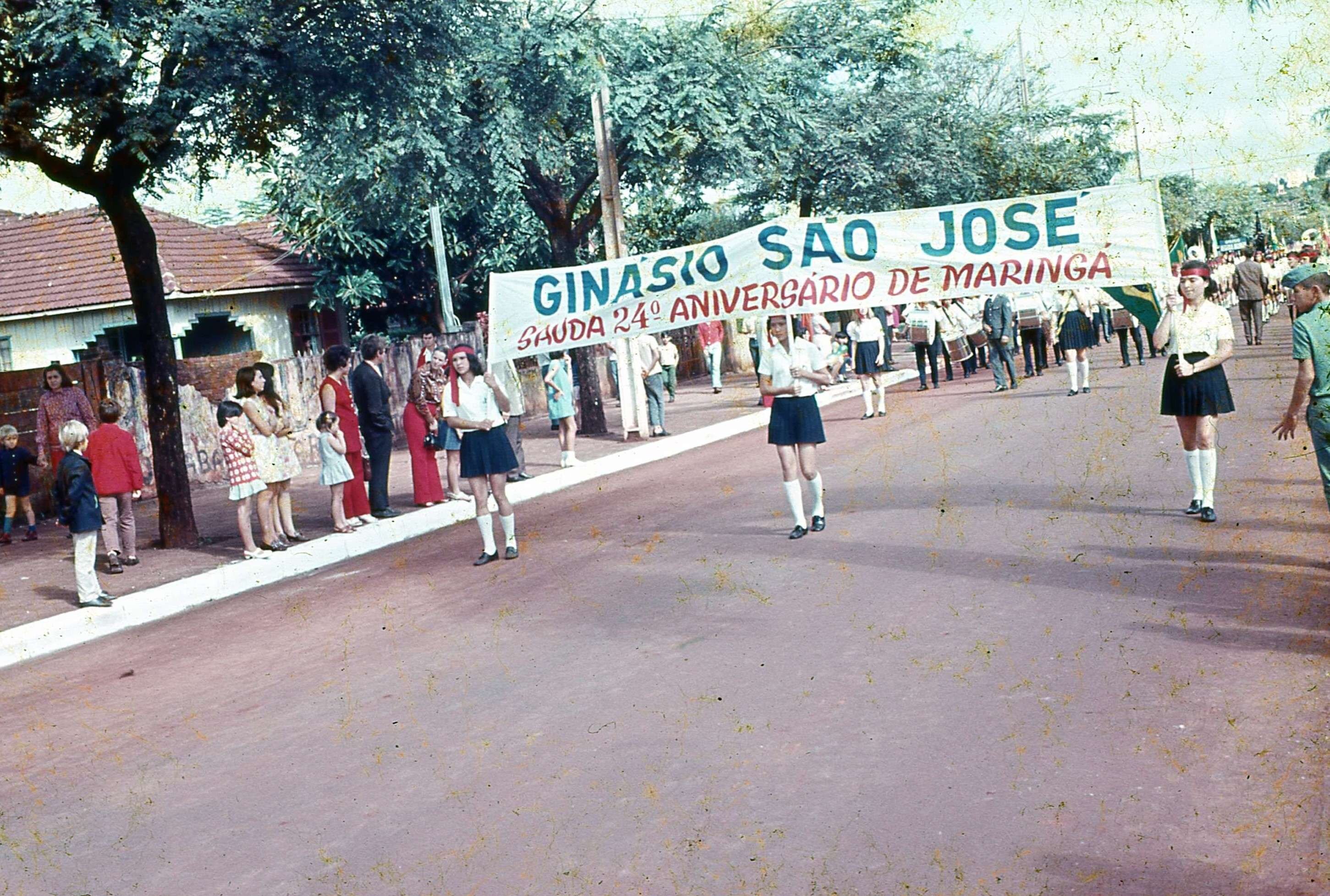 Ginásio São José no desfile de Maringá - 1971