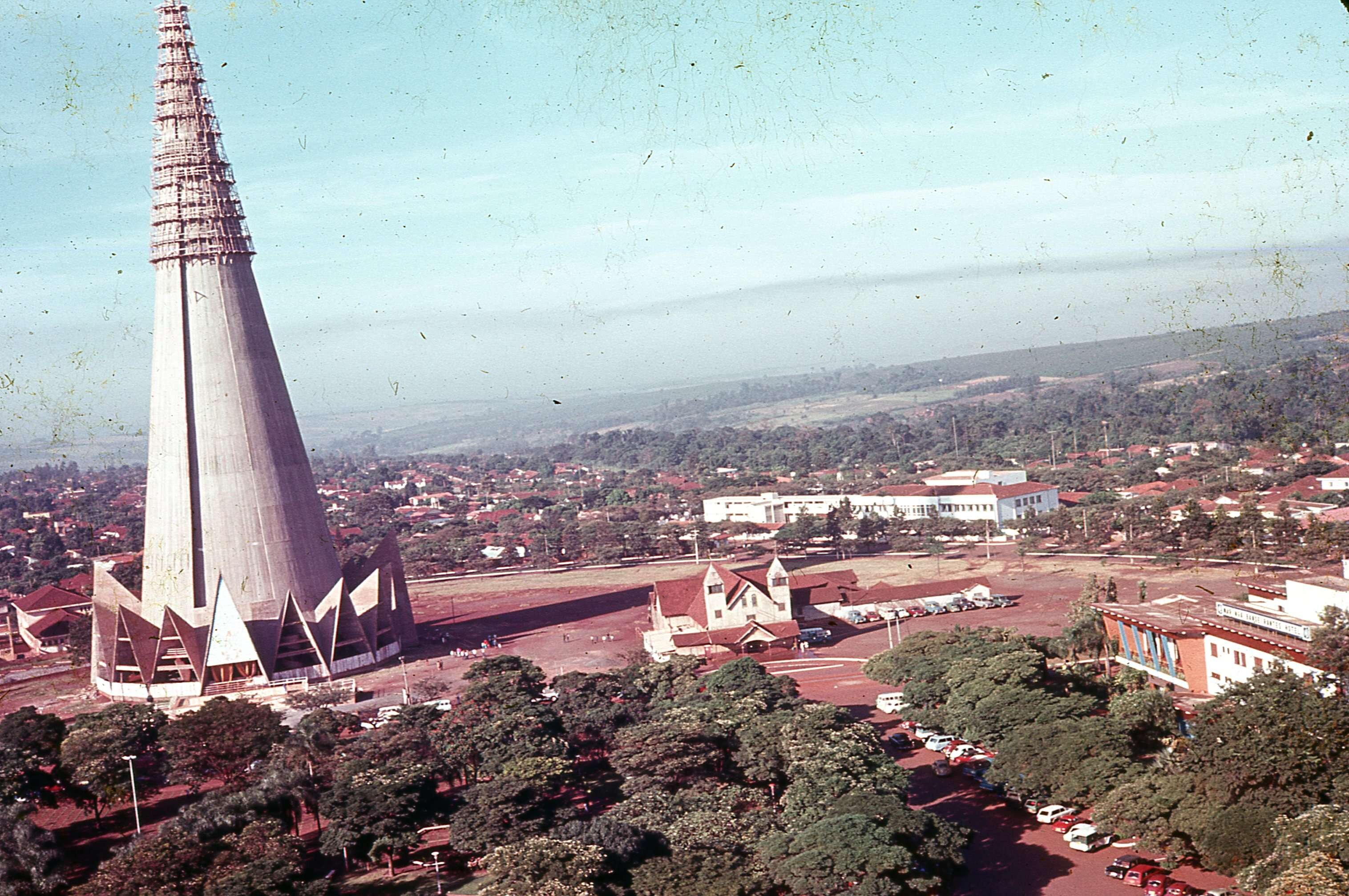 As Catedrais de Maringá e os demais prédios - 1972