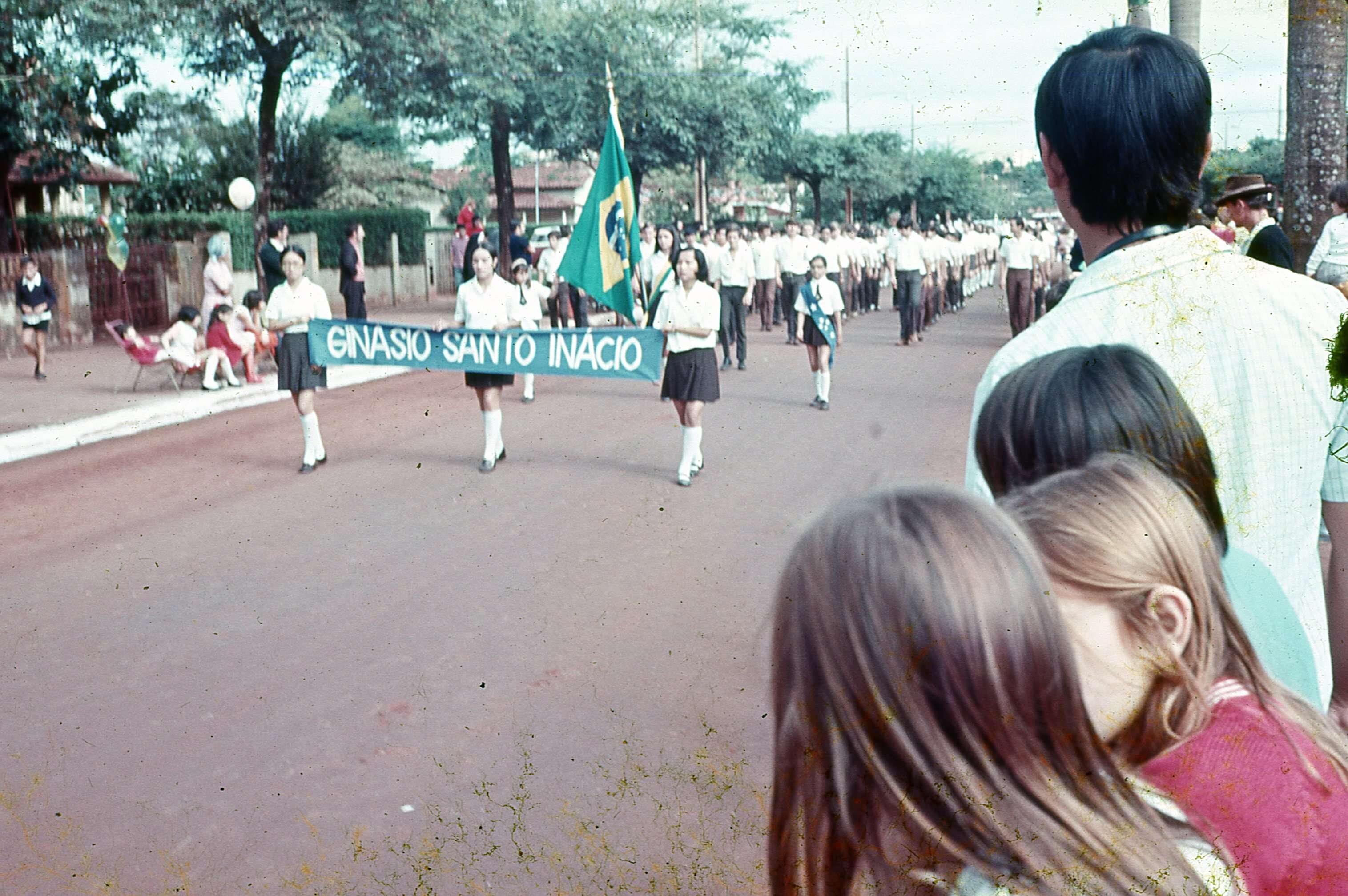 Ginásio Santo Inácio no desfile de Maringá - 1971